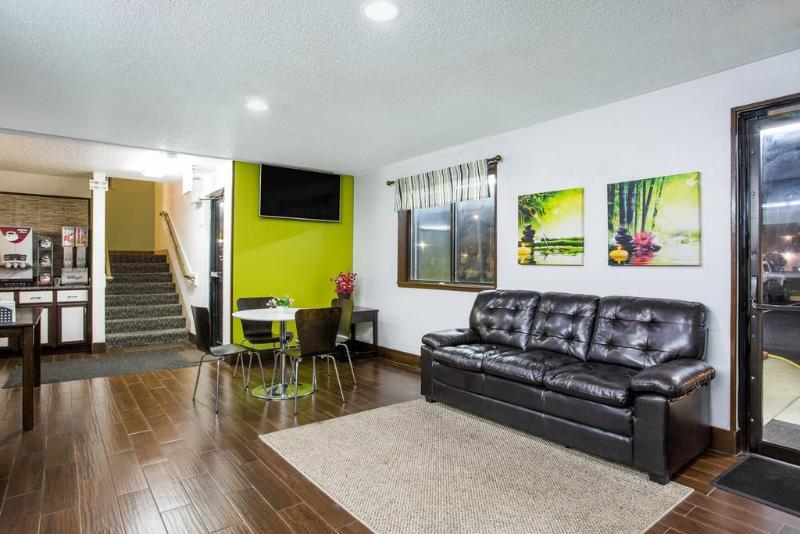 Econo Lodge Franklin Bagian luar foto