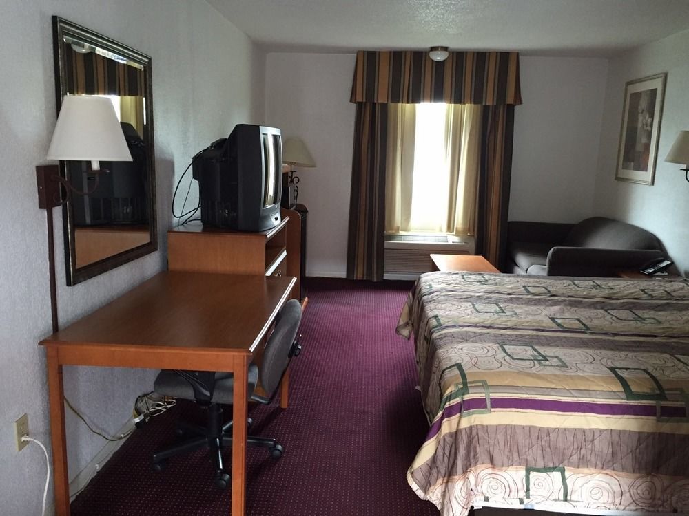 Econo Lodge Franklin Bagian luar foto